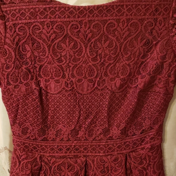 Junior Lace Dress - Picture 2 of 4